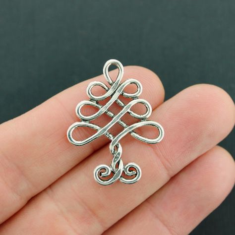 Celtic knot antique silver tone charms, in a zinc alloy metal. Perfect for bracelets, pendants, earrings, zipper pulls, bookmarks and key chains! Measurements: 32mm x 25mm Hole Size: 2mm You will receive 4 charms. Need more? Just send us a message through the contact us form, instant chat, or at mailto:info@bohemianfin Celtic Knot Tree, Wire Jewelery, Wire Wrap Jewelry Designs, Wire Wrapped Jewelry Diy, Wire Jewelry Making, Wire Wrapped Jewelry Tutorials, Bijoux Fil Aluminium, Wire Jewelry Designs, Wire Wrapping Stones