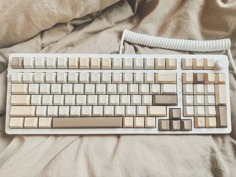 Gaming Setup Keyboard, Brown Keyboard Aesthetic, Aesthetic Mechanical Keyboard, Cream Keyboard, Creamy Keyboard, Keycaps Aesthetic, Mechanical Keyboard Aesthetic, Cute Keyboards, Beige Keyboard