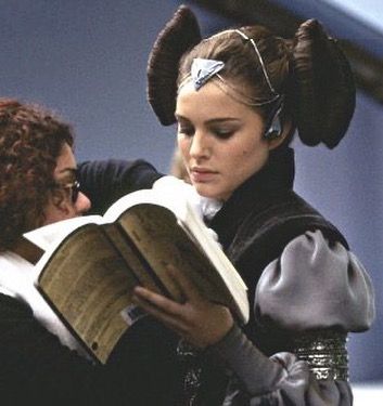 @fauhxxyy on Instagram: “Natalie Portman reading on set of Star Wars” Natalie Portman Reading, Natalie Portman, Star Wars, Lost, Reading, Books