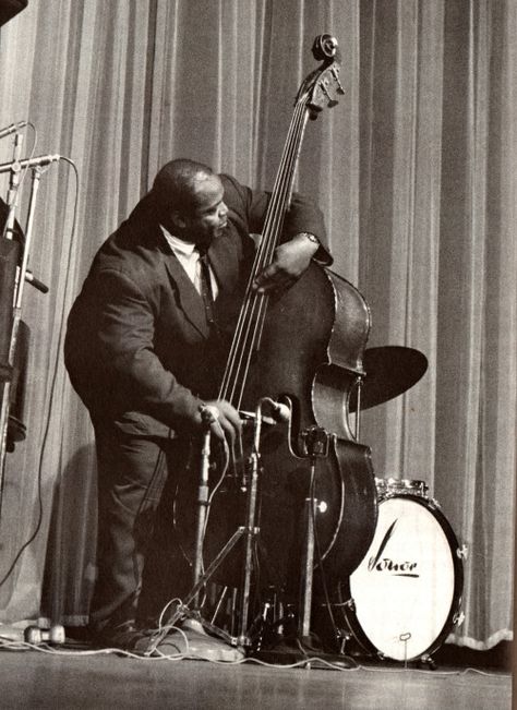 psychedelicway: Willie Dixon (Photo de Jean-Pierre Leloir) Willie Dixon, Gil Scott Heron, Jazz And Blues, Blues Musicians, Delta Blues, Jazz Artists, Blues Artists, Bass Players, Muddy Waters