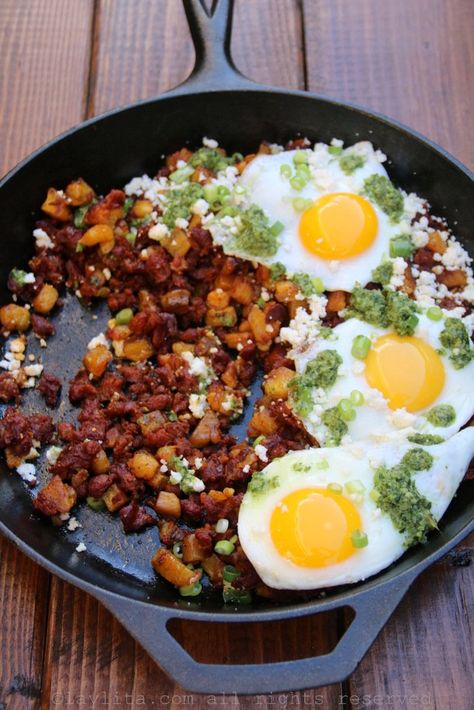 Plantain and chorizo breakfast hash Africa Dishes, Colombian Breakfast, Colombian Recipes, Comforting Food, Chorizo Breakfast, Breakfast Pizza Recipe, Crazy Kitchen, Plantain Recipes, Paleo Dishes