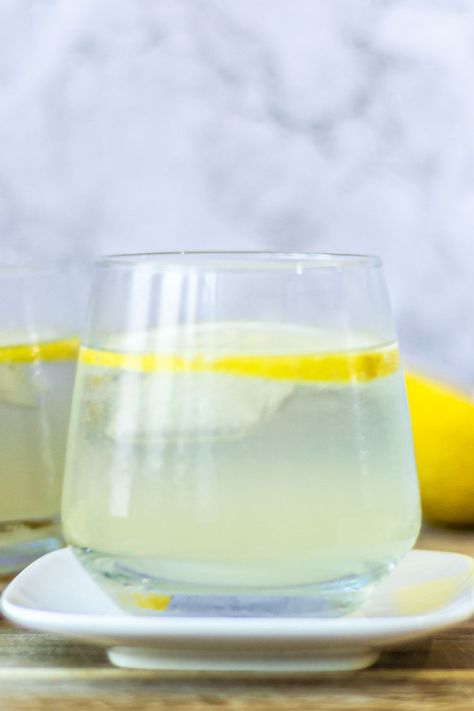 Big batch limoncello spritz. Limoncello Gin Cocktail, Limoncello Spritz, Making Limoncello, Cocktail Look, Homemade Limoncello, Italian Liqueur, Light Drinks, Spritz Recipe, Easy Summer Cocktails