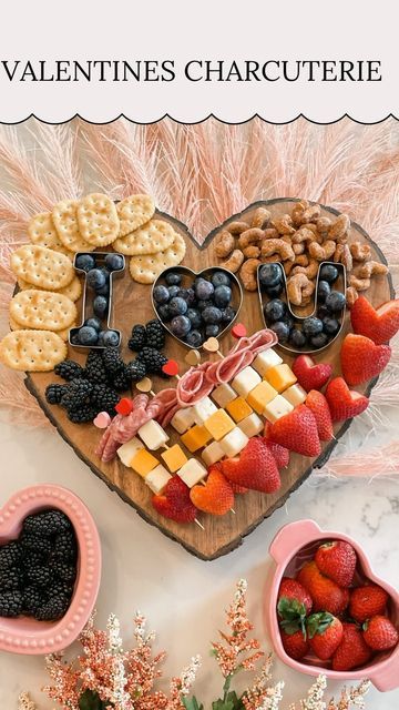 Charcuterie Long Board Ideas, Charcuterie Board Heart Shaped, Healthy Valentines Charcuterie Board, Fruit Charcuterie Board Valentines, Galentine Charcuterie Board, Charcuterie Board Ideas Valentines Day, Valentines Charcuterie Board Kids, Charcuterie Board Ideas Valentines, Heart Shaped Charcuterie Board