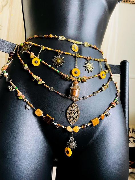 Moon Jewelry Aesthetic, Dope Jewelry Accessories, Waist Jewelry, Estilo Hippy, Mode Hippie, Earthy Jewelry, Earthy Outfits, Belly Jewelry, Jewelry Accessories Ideas