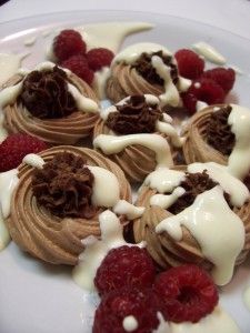 Chocolate Pavlova Mini Chocolate Pavlova, Chocolate Mini Desserts, New Zealand Cake, Book Chocolate, Mascarpone Mousse, Dessert Business, Chocolate Mascarpone, Mini Pavlovas, Chocolate Pavlova