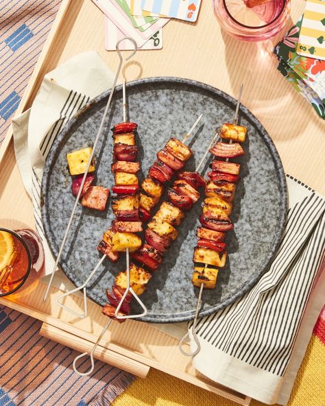 Hawaiian pizza skewers on serving tray with cards Pizza Skewers, Coconut Curry Sauce, Meat Skewers, Ham Steaks, Classic Pizza, Skewer Recipes, Chicken Caesar Salad, Pizza Flavors, Pizza Lovers