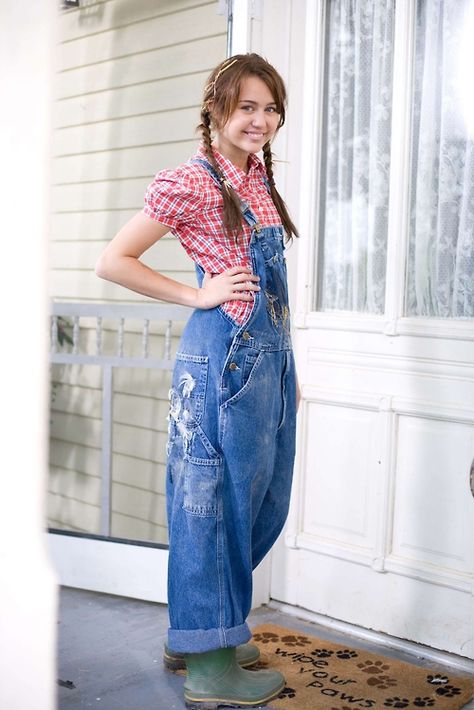 #MileyCyrus #HannahMontanaTheMovie #HannahMontana #MileyStewart #MileyRayCyrus Miley Cyrus Halloween Costume, Hannah Montana Movie, Miley Cyrus Costume, Miley Cyrus Brown Hair, Miley Cyrus Hannah Montana, Farm Girl Outfits, Hannah Montana Outfits, Hannah Montana Costume, Miley Cyrus Outfit