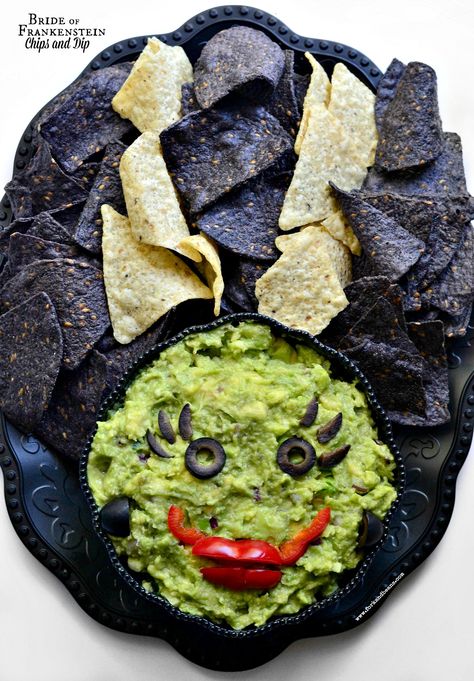 Bride of Frankenstein Dip by @forkandbeans #paleo #vegan (sub veggies or grain-free crackers for hair) Halloween Themed Appetizers, Fun Halloween Appetizers, Snack Halloween, Halloween Dip, Vegan Halloween Food, Halloween Treats To Make, Creepy Halloween Party, Halloween Party Appetizers, Halloween Food Appetizers