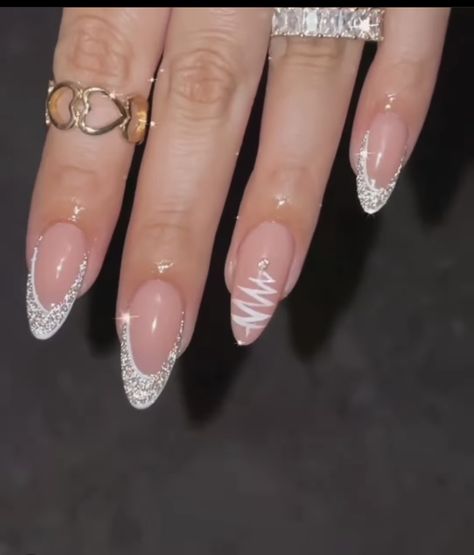 Christmas Nails Inspo 2023, Simple Christmas Nails Almond Shape, Classy Christmas Nails Almond, Pearl Nail Designs, Almond Christmas Nails, Christmas Core, Quinceanera Nails, Pearl Nail, December Nails