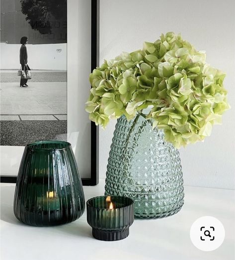 Diner Table Decoration, Candle Holders Decor Ideas, Flower Vase Ideas, Candle Holder Ideas, Glass Table Living Room, Ikea Vases, Green Bathroom Accessories, Buffet Table Decor, Vase Ideas