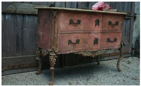 flea market- france Antiqued Pink Furniture, French Brocante Paris Flea Markets, Scandinavian Dresser, Antique Cheval Dresser, Pink Antique Dresser, Pink Saturday, Painted Bedroom Furniture, Crackle Painting, Table Makeover