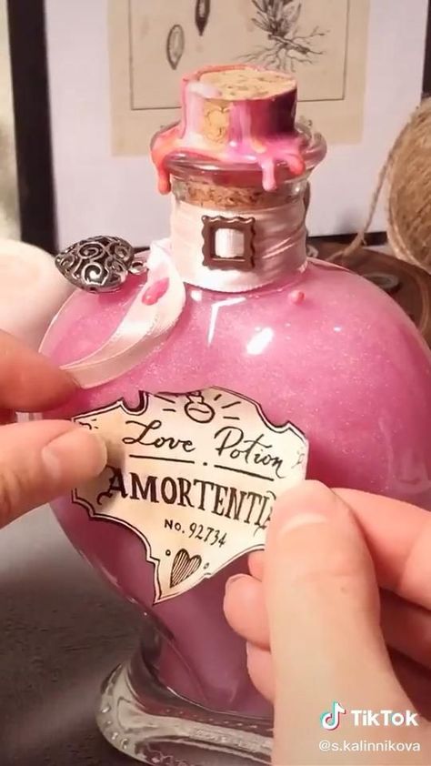 Hogwarts Room Decor Diy, Harry Potter Room Pink, Creative Ideas Aesthetic, Weird Diy Projects, Diy Perfume Bottles Ideas, Magic Potions Aesthetic, Diy Witchy Decor Bedroom, Clay Potion Bottles, Harry Potter Creative Ideas