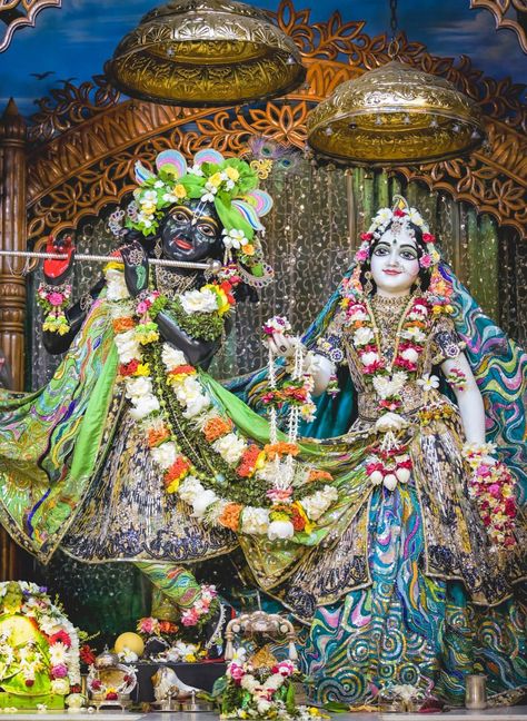 Radhakrishna Iskcon, Love Sound, Forever Mine, Motivational Picture Quotes, Radha Krishna Art, Radhe Radhe, Krishna Wallpaper, Origami Art, Radhe Krishna