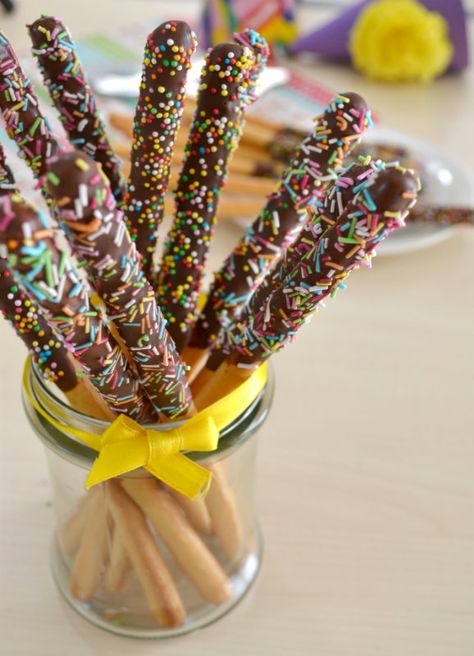 Grissini dolci di carnevale, un’idea golosa e colorata, a diy craft post from the blog La Figurina, written by Edda Gagliardi - La Figurina on Bloglovin’ Party Buffet, Kids Recipes, Sweet Table, Pretzels, High Tea, Chocolate Covered, Finger Foods, Cake Pops, Party Food