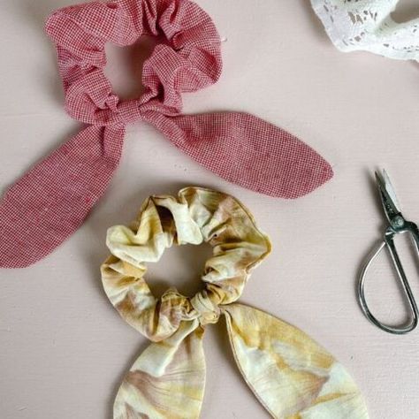 Hand Sewn Scrunchie, Unique Scrunchie Ideas, Diy Hair Scrunchies, Beginner Sewing, Homemade Christmas Gifts, Diy Hair Accessories, Diy Hair, How To Sew, Sewing For Beginners