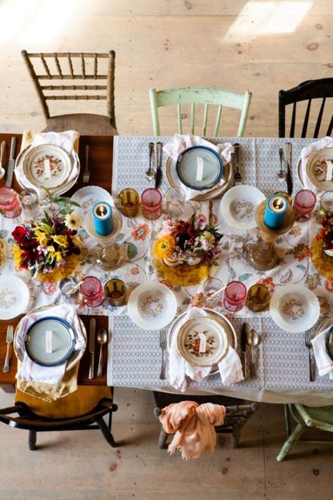 Wedding Ideas Table Settings, Deco Table Champetre, Shabby Chic Wedding Ideas, Shabby Chic Table Settings, Chic Wedding Ideas, Mismatched Plates, Mismatched Chairs, Stile Boho Chic, Shabby Chic Table