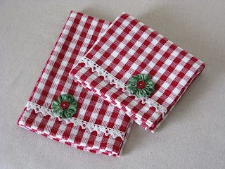 Miss Abigail's Hope Chest: Christmas Kitchen Towels Crocheted Towels, Applique Towels, Tea Towels Diy, Diy Christmas Decorations For Home, Towel Ideas, Diy Towels, Christmas Sewing Projects, Towel Crafts, Yo-yos