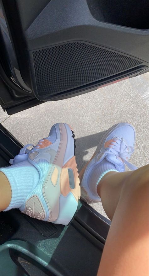 Nike Airmax Outfit Women Dress, Aesthetic Air Max Shoes, Nike Max Air 90 Women, Air Max 90s Outfit Women, Cute Air Max 90s, Air Max Shoes For Women, Nike Airmax 90s Outfit, Air Max Outfits Women, Womens Air Max 90 Outfit Style