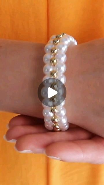 Making Beaded Bracelets Diy Jewelry, How To Make Bracelets With Beads Easy, How To Do Bracelets With Beads, Easy Beaded Bracelets Patterns, Bead Tutorials Step By Step, Pearl Bracelet Ideas Diy, Beaded Jewelry Videos, Beaded Jewelry Patterns Tutorials Videos, Glass Bead Jewelry Ideas