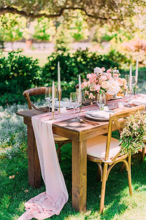 Pink Party Tables, Farm Table Wedding, Wedding Table Pink, Table Rose, Wedding Reception Table Decorations, Reception Table Decorations, Country Garden Weddings, Tafel Decor, Table Runners Wedding