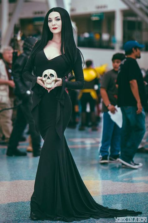 Morticia - Imgur Morticia Addams Costume, Addams Family Costumes, Morticia Addams, Photographie Portrait Inspiration, Fantasias Halloween, Family Costumes, Amazing Cosplay, Gothic Beauty, Gothic Girls