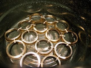 Get Off The Rack: A DIY Alternative To The Canning Rack Water Bath Cooking, Diy Canning, Canning Rack, Diy Rack, Canning 101, Canning Process, Canning Food Preservation, Canned Food Storage, Canning Tips