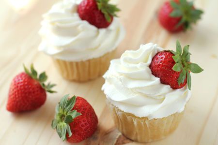 Michelle's go-to whipped cream frosting Vegan Carrot Cake Muffins, Whipped Cream Frosting Recipe, Strawberry Icing, Rose Cupcake, Strawberry Cupcake, Carrot Cake Muffins, Raspberry Buttercream, Vegan Carrot Cakes, Strawberry Frosting