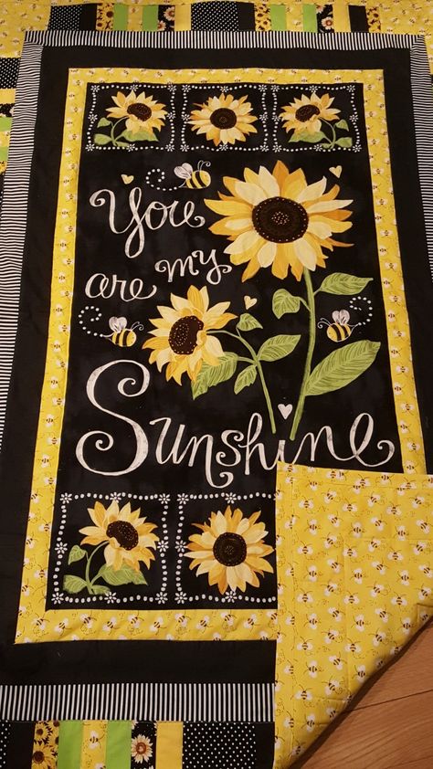 A quilt made for my niece Quilts Using Panels, Quilt Panel Ideas, Sunshine Quilt, Sunflower Quilt, Panel Ideas, Sunflower Quilts, Border Fabric, Scrap Quilt Patterns, Sunflower Pattern