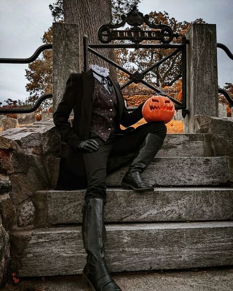 Took My Headless Horseman Cosplay To Visit Washington Irving In Sleepy Hollow Headless Horseman Halloween, Sleepy Hollow Halloween, The Legend Of Sleepy Hollow, Halloween Outside, Creepy Halloween Decorations, Headless Horseman, Scary Halloween Decorations, Halloween Porch, Halloween Yard