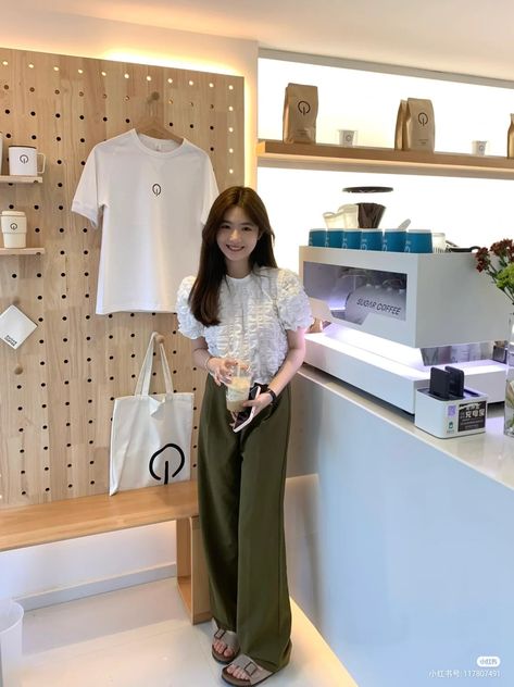 Outfit Ke Kampus, Thailand Style, Ulzzang Outfit, Campus Outfit, Outfit Korean, Aesthetic Kitchen, Everyday Pants, Korean Casual Outfits, Korean Fashion Trends