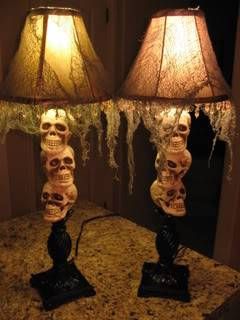 Halloween Forum Halloween Eat, Halloween Lamps, Diy Skulls, Halloween Forum, Casa Halloween, Haunted Halloween, Buffet Tables, Old Lamps, Theme Halloween