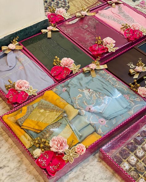 Engagement Packing Ideas For Bride, Wedding Gift Hampers, Wedding Platters, Indian Wedding Gifts, Flowers Accessories, Diwali Gift Hampers, Trousseau Packing, Wedding Gift Pack, Creative Wedding Gifts