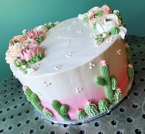 A floral fun, cacti spin for a bridal shower cake Fiesta Bridal Shower Cake, Cactus Cake, Fiesta Cake, Fiesta Bridal Shower, Black Gold Wedding, White Bridal Shower, Bridal Shower Cake, Gold Cake, Gold Wedding Cake