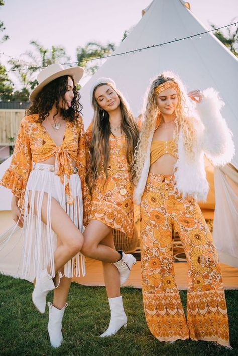 Festival Group Outfits Ideas, Group Festival Outfits Matching, Family Festival Outfit, Floral Festival Outfit, Woodstock Theme Party Outfit, Group Festival Outfits, Folk Festival Outfits, Woodstock Outfit, Hippie Festival Outfit