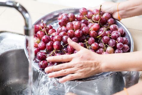 You need more than a quick rinse to wash grapes. The post How to Wash Grapes the Right Way appeared first on Taste of Home. How To Wash Mushrooms, How To Wash Grapes, Wash Grapes, How To Store Grapes, Grape Juice Recipe, Fruit List, Vinegar Cleaning, Food Facts, Healthy Fruits