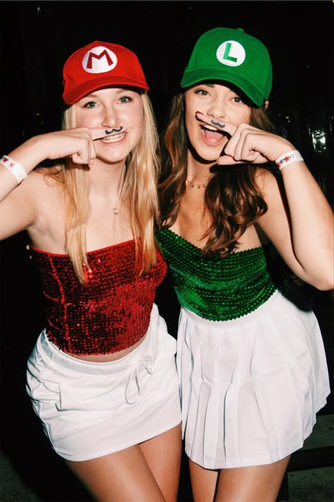 Costume Halloween Duo, Luigi Halloween Costume, Costume Carnaval, Cute Group Halloween Costumes, Halloween Costumes For Teens Girls, Matching Halloween Costumes, Bff Halloween Costumes, Best Friend Halloween Costumes, Trio Halloween Costumes