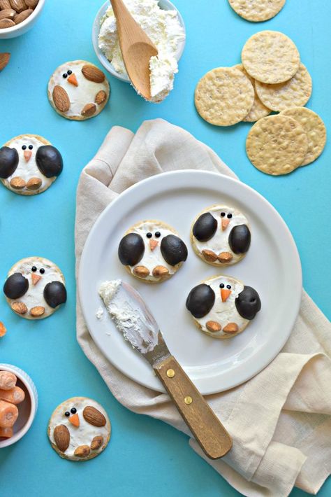 Make your winter snacking into something festive by turning crackers and cream cheese into Winterland Penguin Crackers. Penguin Snacks, Week Snacks, Animal Shaped Foods, Winter Snacks, Daycare Meals, Animal Foods, Baby Recipe, Penguin Cookies, Dear Zoo