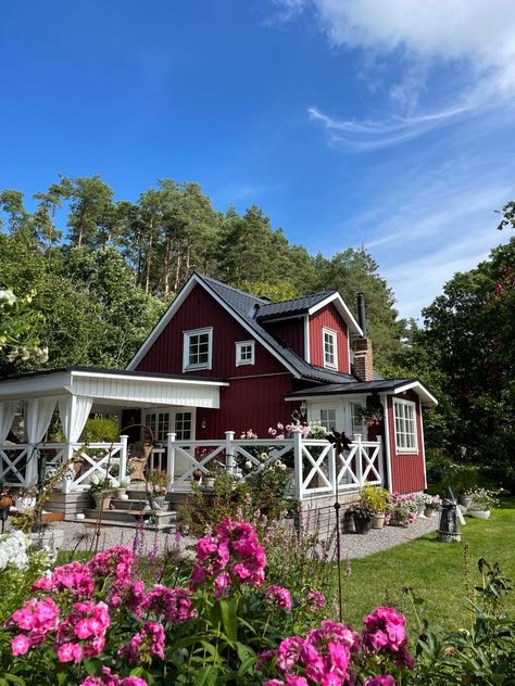 Sweden Living Room, Summer House Sweden, Swedish House Exterior, Swedish House Interior, Scandinavian Summer House, Scandinavia House, Swedish Summer House, Swedish Homes, Swedish Houses