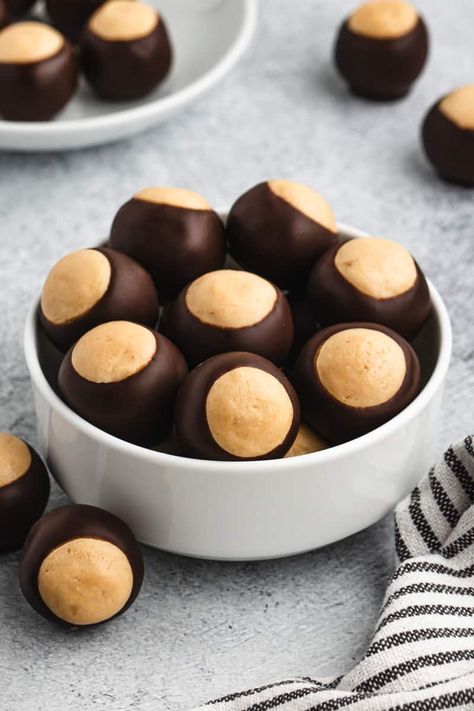 This easy Buckeye recipe produces the best peanut butter balls, dipped in chocolate and made with just 5 ingredients. They are a quick, no bake treat loved by all. Buck Eye Balls, Homemade Buckeyes, Easy Buckeye Recipe, Buckeye Recipe Easy, Buckeye Recipe, Buckeye Balls, Wedding Cookies Recipe, Buckeyes Recipe, Holiday Candy Recipes