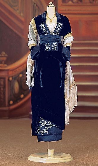 Rose Dewitt Bukater "flying dress" from Titanic Titanic Costume, Blue Velvet Gown, Titanic Dress, Harry Clarke, Edwardian Dress, Velvet Gown, Rms Titanic, Beautiful Costumes, Vintage Gowns