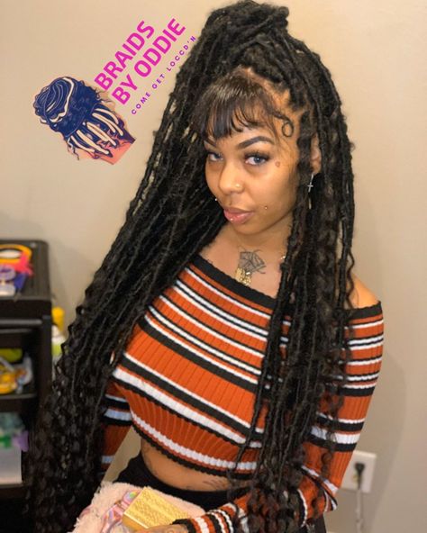 Specializing In ALL Faux locs on Instagram: “@summerwalker vibes 🥰🤩 ✅I Will be in Atlanta✅ 📌FEBRUARY 20-23📌 ‼️ Hair Included with EVERY STYLE‼️ ‼️‼️$25 Deposit To Book‼️‼️ 🧚🏾‍♀️🧚🏾‍♀️…” Faux Locs Bangs, Faux Locs With Bangs, Colored Faux Locs, Healthy Locs, Chinese Bangs, Locks Hair, Hairstyles Color, Curly Bangs, Faux Locs Hairstyles