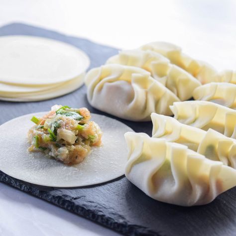 Pâte à gyoza maison (pâte à raviolis chinois) Shiitake Mushrooms Recipes, Vegetarian Dumpling, Easy Dipping Sauce, Vegetable Dumplings, How To Make Dumplings, Sweet Carrot, Shiitake Mushroom, Dim Sum, Ravioli