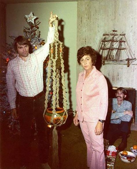 The perfect gift mom never wanted. ..~.. Macrame plant holder. Vintage snaps, old awkward family Christmas photos, 1970s Christmas Pictures Vintage, Funny Christmas Pictures, Big Hands, Vintage Christmas Photos, Photos Funny, Office Christmas Party, Office Christmas, Funny Vintage, Family Album