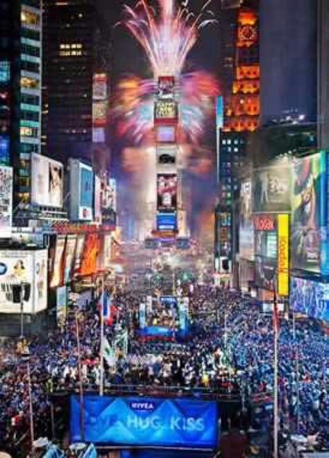 This is on my bucket list. One day with my baby :) @swaldie22 Times Square Ball Drop, New York New Years Eve, New Years Eve Ball, Voyage New York, Africa Do Sul, Destination Voyage, City That Never Sleeps, City Street, The Night Sky