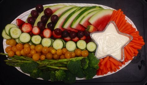 Shooting Star inspired Veggie/Fruit Tray Moon And Stars Fruit Tray, Space Veggie Tray, Rocket Ship Veggie Tray, Space Themed Fruit Tray, Space Fruit Tray, Vegtable Tray, Fruit Tray Displays, Space Party Food, Bowie Birthday