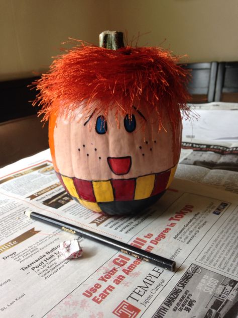 Ron Weasley (Harry Potter) No Carve Pumpkin!! Harry Potter Pumpkins Painting, Harry Potter Themed Pumpkins, Harry Potter Pumpkin Decorating Ideas, Hermione Pumpkin, Harry Potter Pumpkin Ideas, Harry Potter Pumpkin Painting, Harry Potter Trunk, Halloween Harry Potter, Book Character Pumpkins