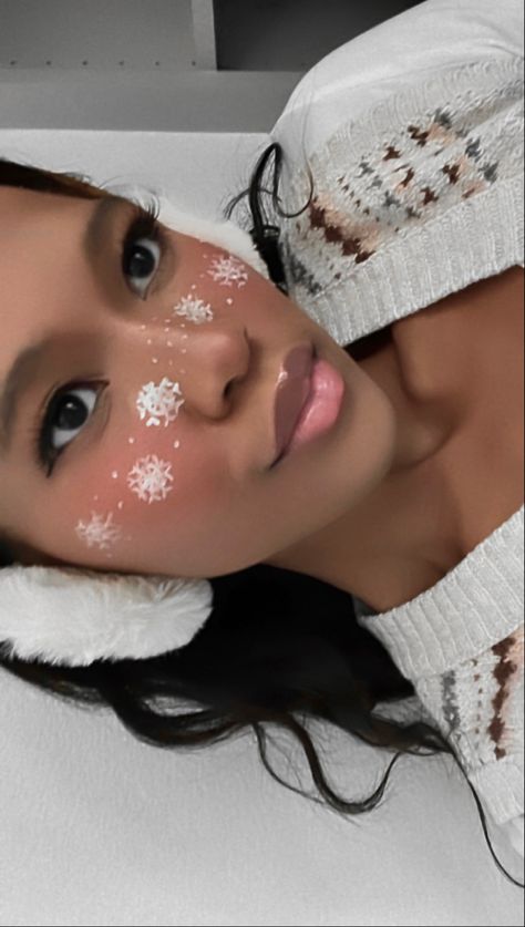 Sven Makeup, Christmas Makeup Snowflake, Snowflake Costume For Women, December Makeup Looks, Snowflake Eyeliner, Snowflake Makeup Looks, Snowflake Face Paint, Snowflake Eye Makeup, Frosty Makeup Look