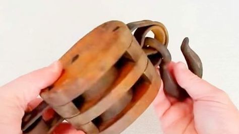 She Takes A Wooden Barn Pulley And What She Does With It Is Remarkable. Watch! | DIY Joy Projects and Crafts Ideas What To Do With Old Pulleys, Old Pulley Ideas Decor, Wooden Pulley Ideas, Antique Pulley Ideas, Pulley Light Fixture, Pulley Decor, Loft Doors, Old Door Decor, Pulley Lamps