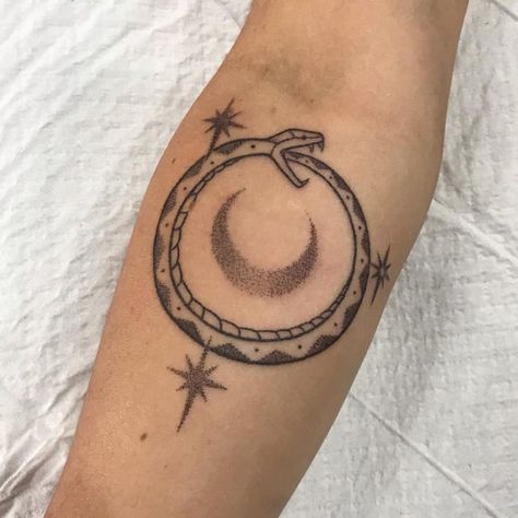 101 Ouroboros Tattoo Designs You Need To See! | Outsons | Men's Fashion Tips And Style Guides Jormungandr Tattoo, Tattoo Elements, Fire Fighter Tattoos, Ouroboros Tattoo, Ouroboros Snake, Unalome Tattoo, Hand Poked Tattoo, Detailed Tattoo, Tattoo Girl