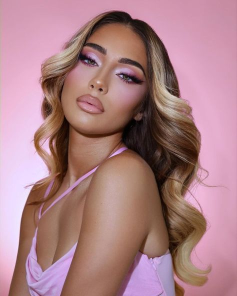 Glam Bymajha on Instagram: "Pink vibes 💗 Pink obsession palette Bronzer Light Light brown lip liner Doll lipgloss" Pageant Photoshoot, Burn Makeup, Light Pink Eyeshadow, Brown Lip Liner, Pink Obsession, Pink Lips Makeup, Pink Eyeshadow Look, Cut Crease Eyeshadow, Prom Eye Makeup